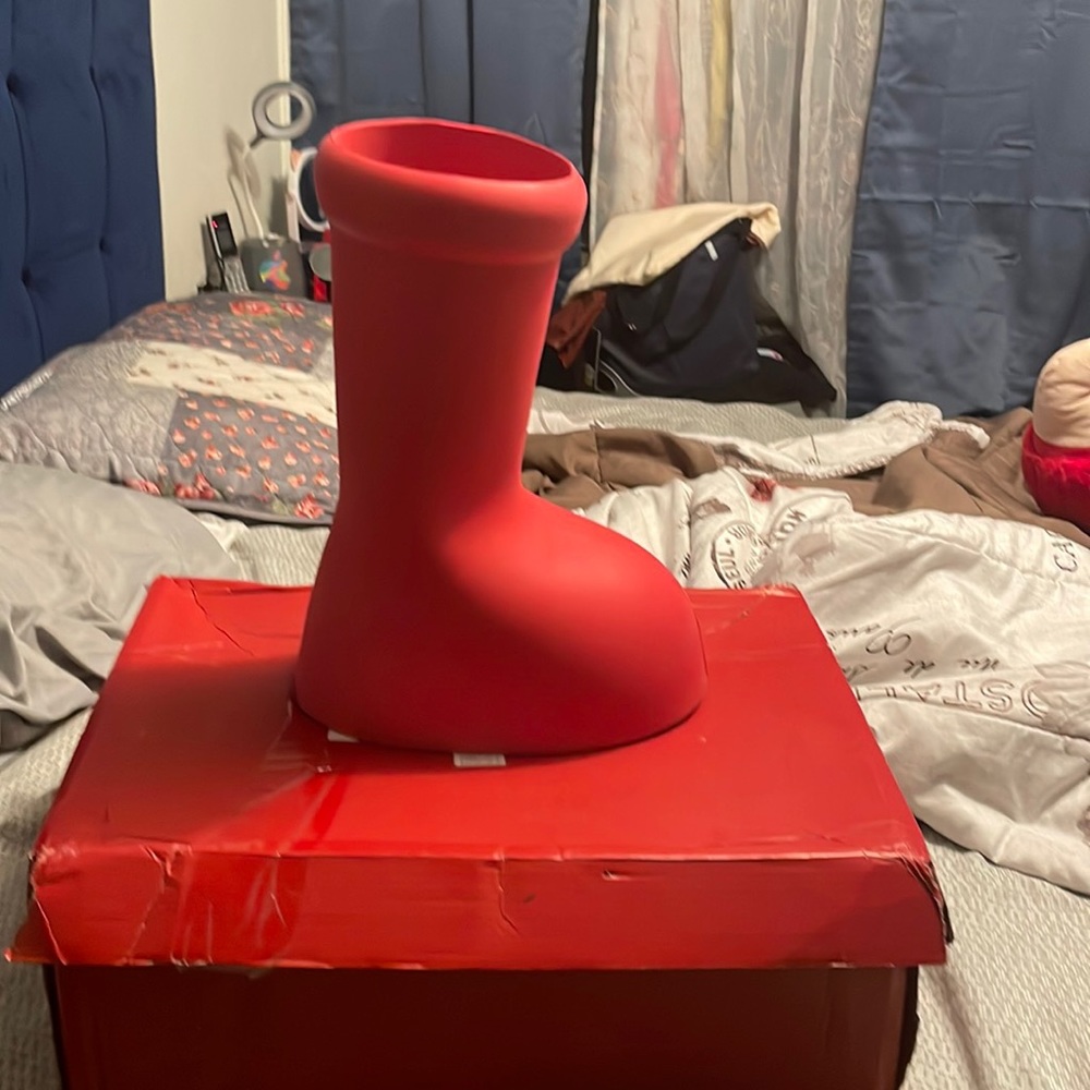There the big red boots use with box